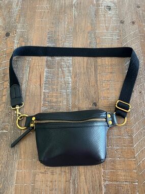 Universal Thread Black Crossbody Belt Bag with Gold Hardware